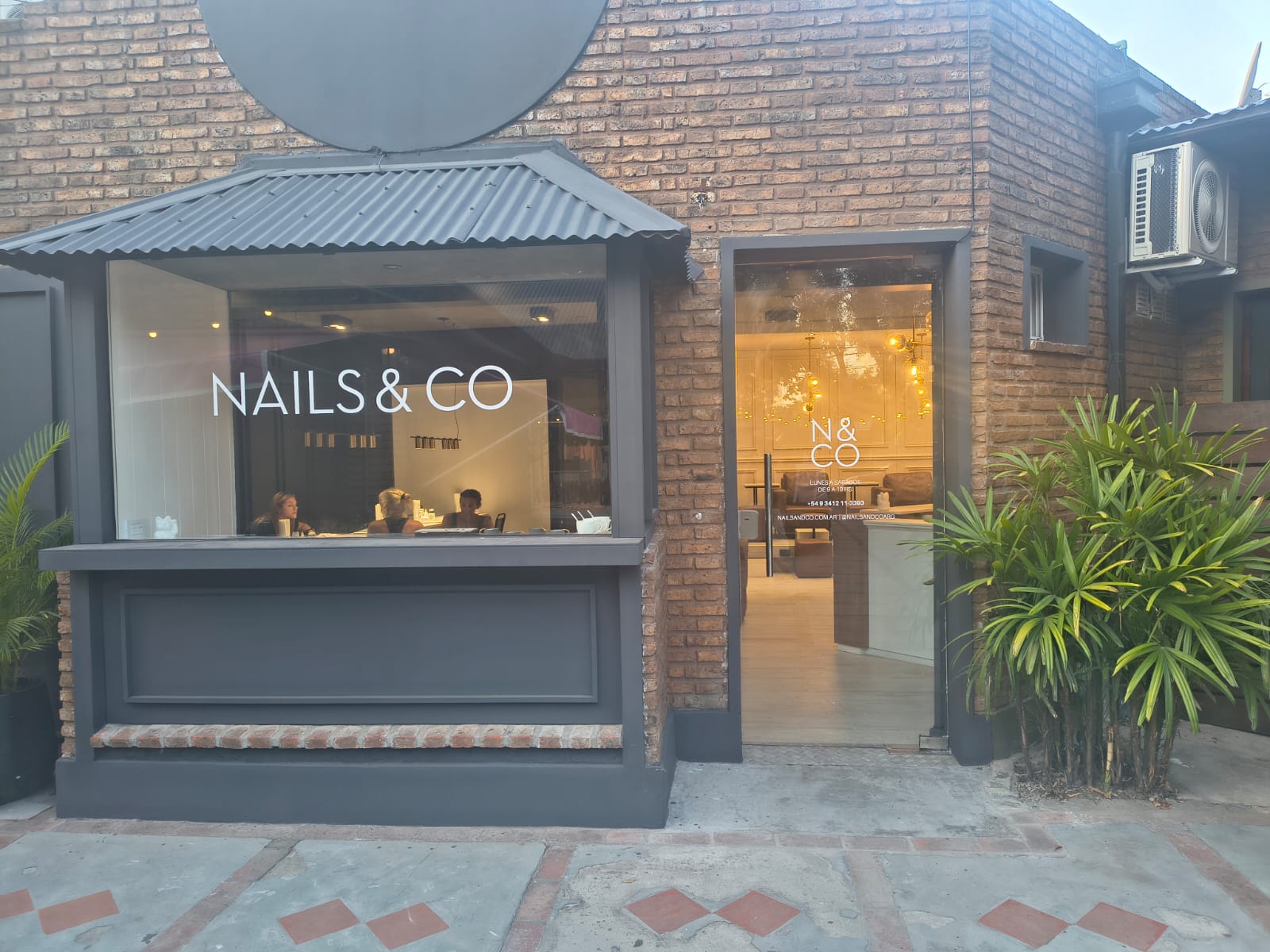 Nails&Co desembarcó en el centro de Funes con una gran propuesta de cuidado personal y promos de lanzamiento
